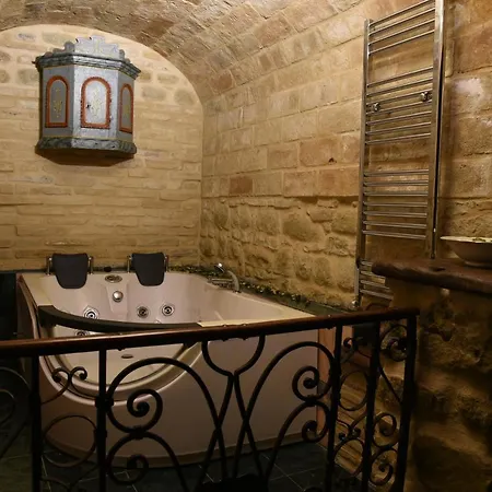 Lucia Villa